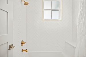 Combo ShowerTub Bunkroom, 1st Floor