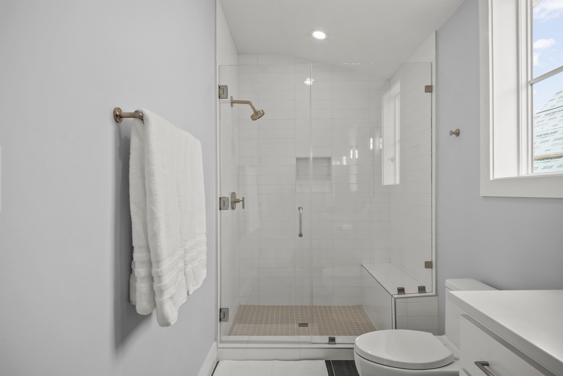 King Bathroom, 3rd Floor