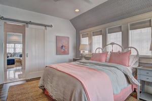 Queen Bedroom, 2nd Floor