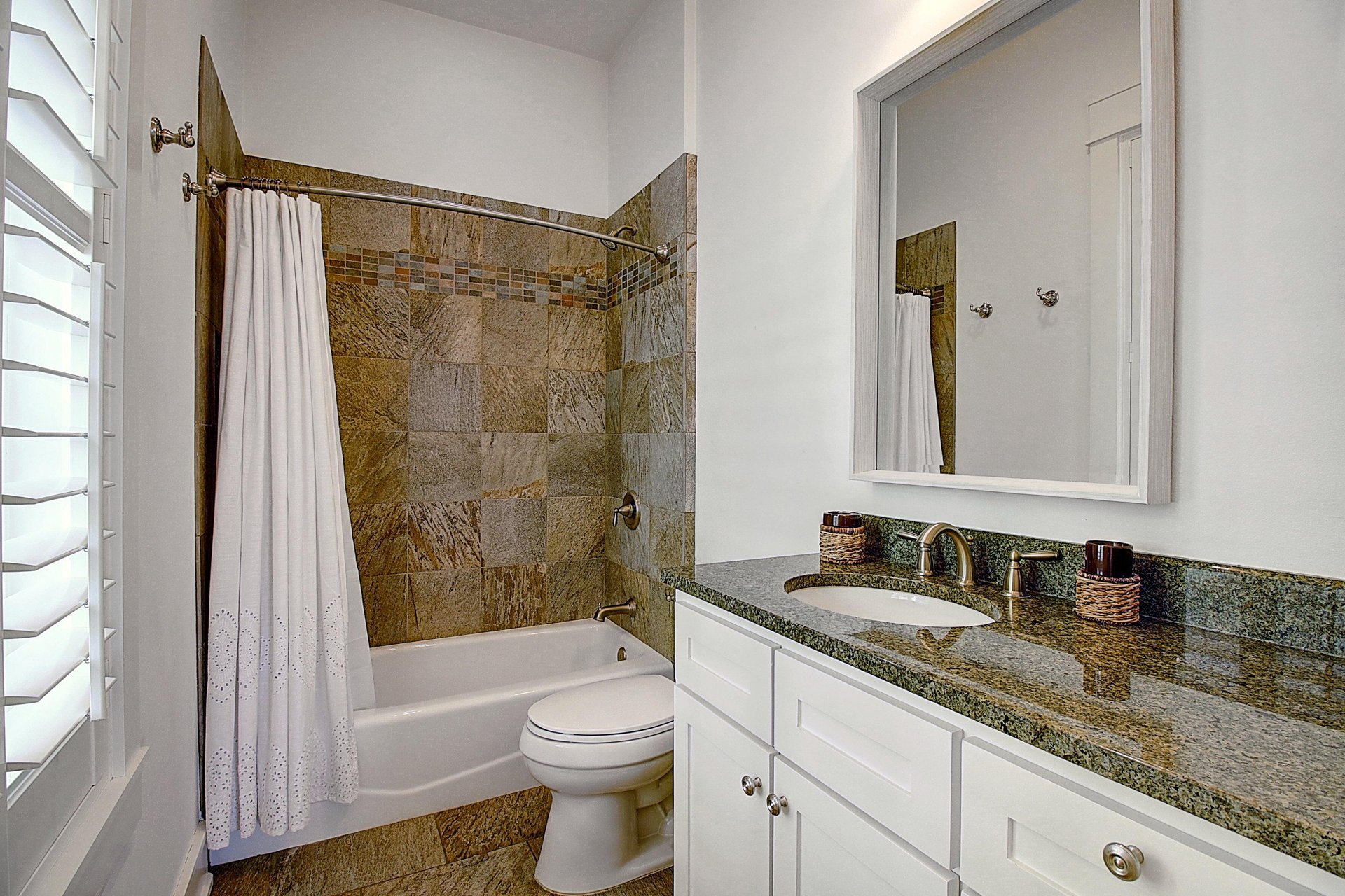 Second King Bathroom, 1st Floor