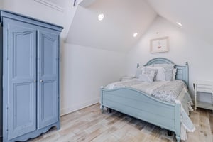 Queen Bed, Large Bedroom, 2nd Floor