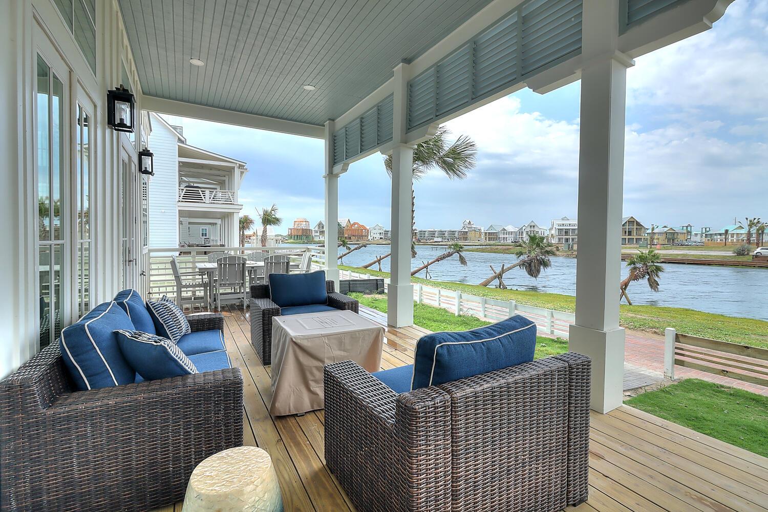 Back Patio Lounge on the Lakeside, 1st Floor