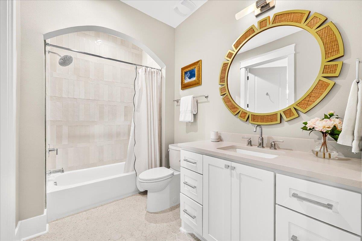 1st Floor, Shared Bathroom