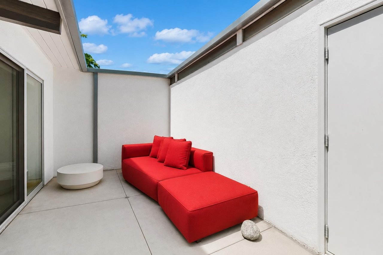 Outdoor lounge