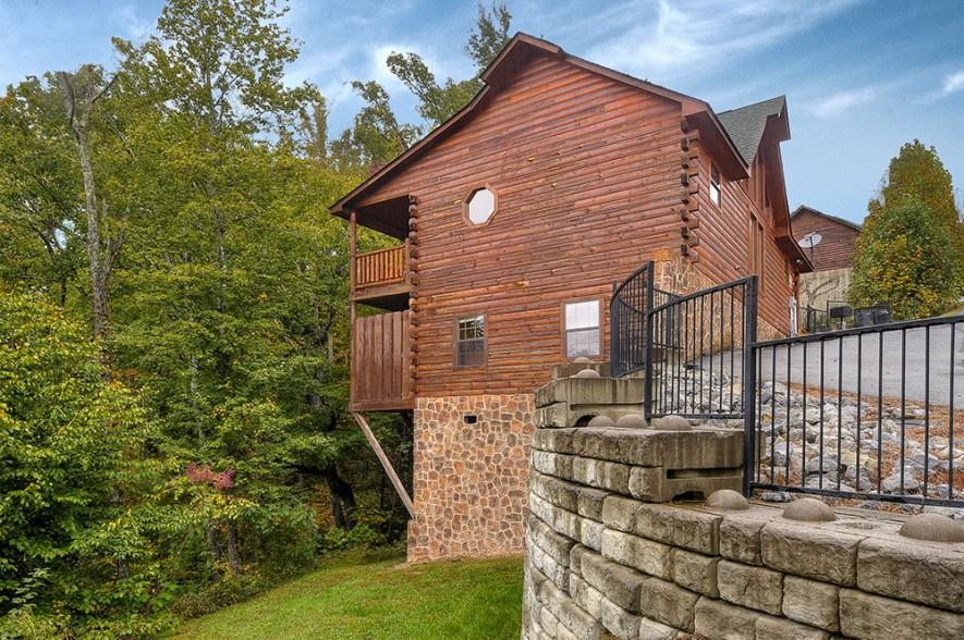 Yard and cabin exterior at Family Ties Lodge, a 4bedroom cabin rental located in Pigeon Forge