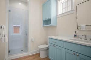 1st King Bathroom, 1st Floor