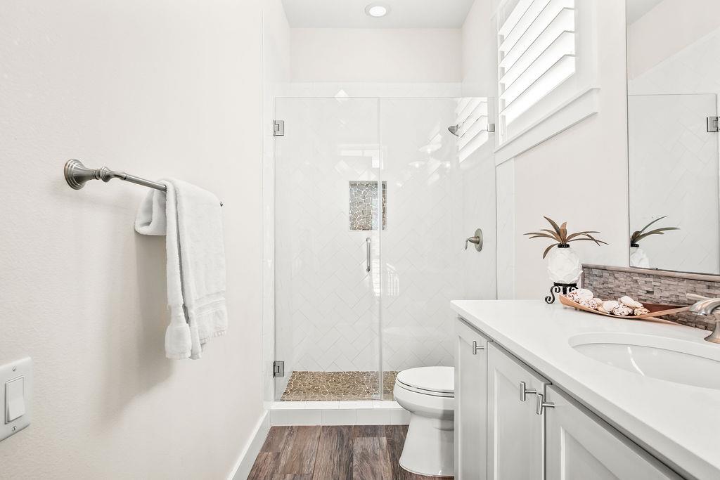 Front King Bathroom, 1st Floor