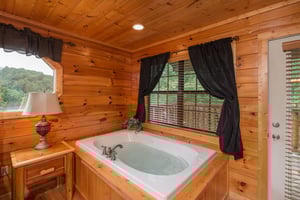 En suite jazuzzi tub at Family Ties Lodge