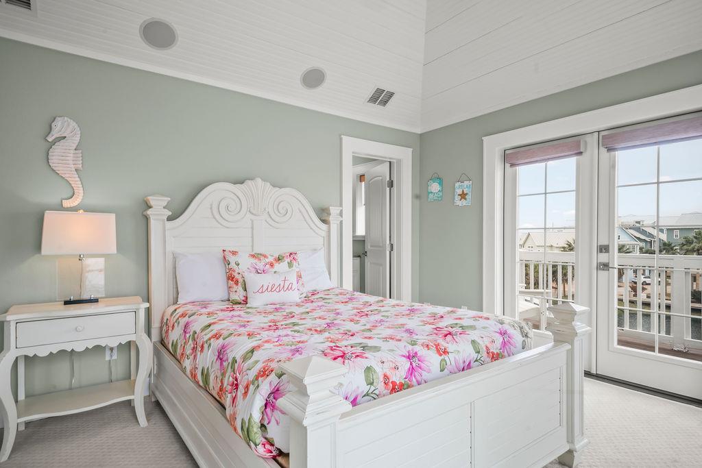 Queen Bedroom, 3rd Floor