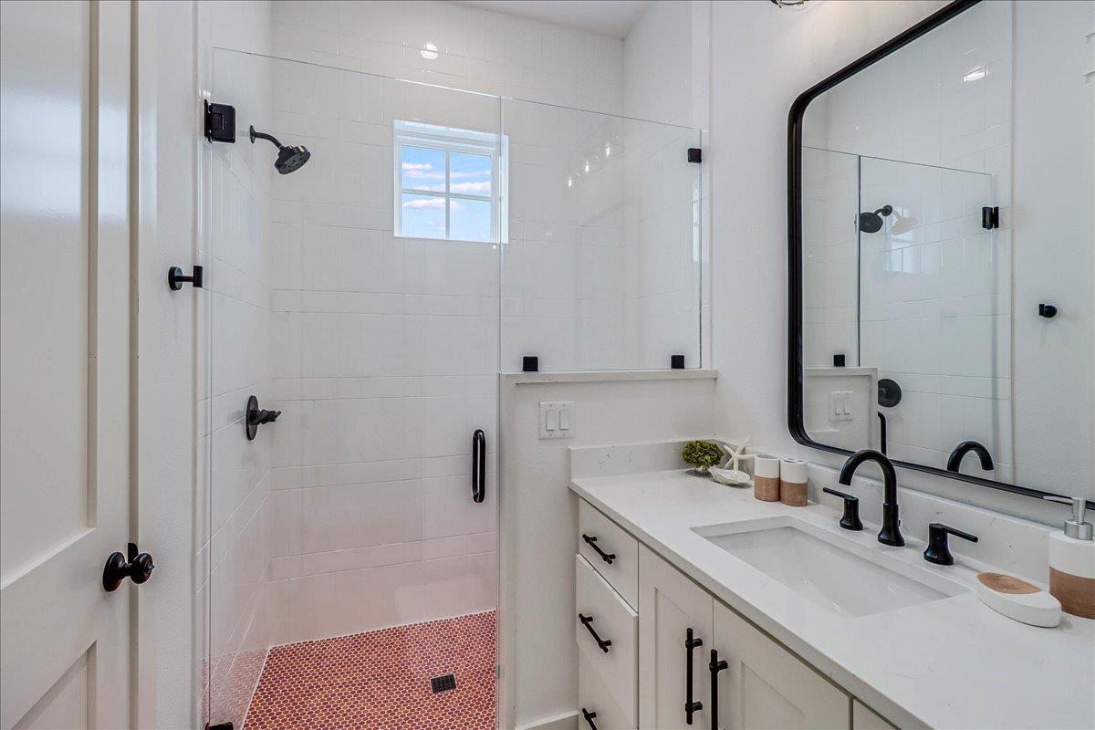 Second King Bathroom, 1st Floor