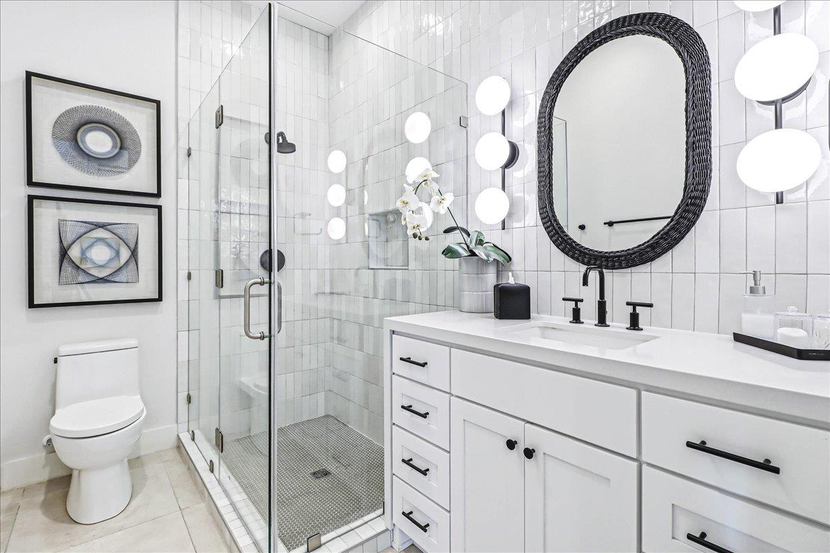 Third King Bathroom, 1st Floor