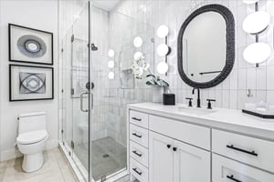 Third King Bathroom, 1st Floor