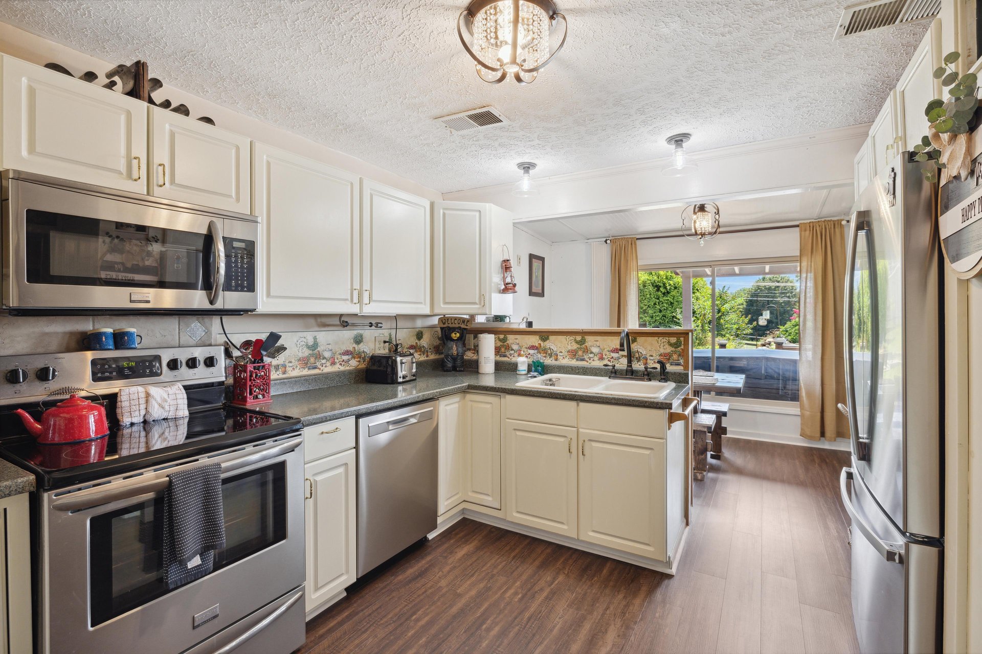 Kitchen w full size appliances