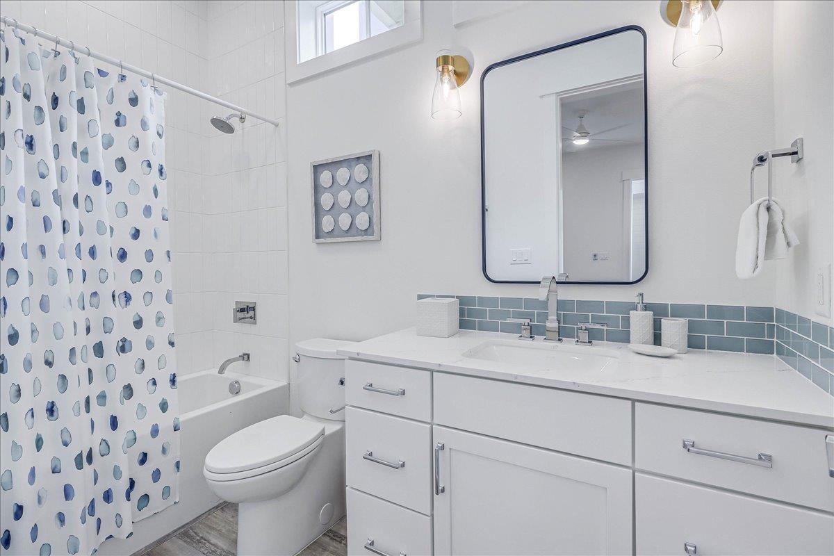 1st Floor, Third King Bathroom