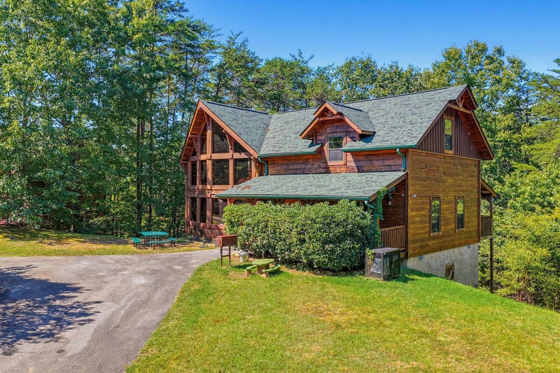 A charming mountain cabin nestled in lush woodland, featuring warm timber architecture and private parking—your peaceful retreat surrounded by nature.