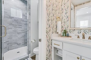 Third King Bathroom, 1st Floor