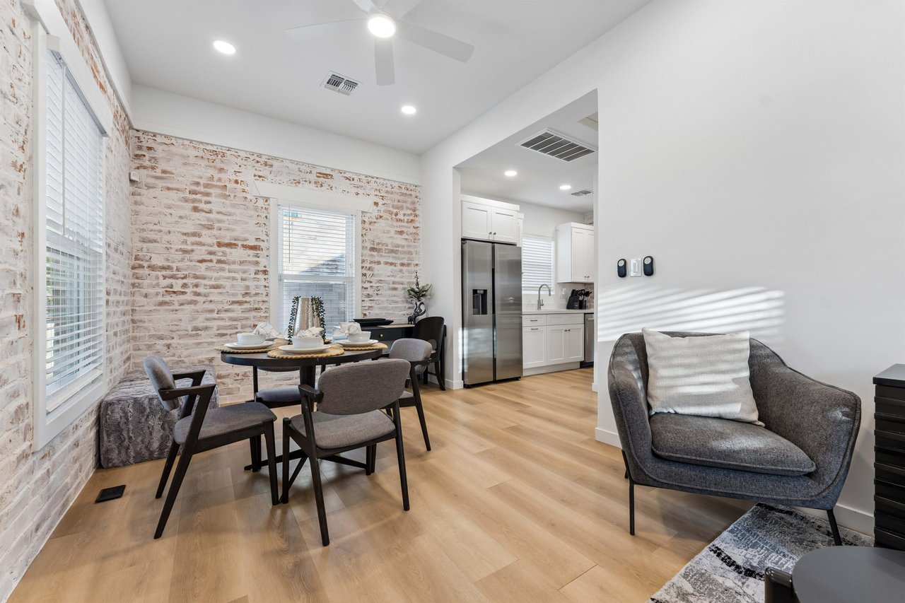 Dining space for 4 guests.