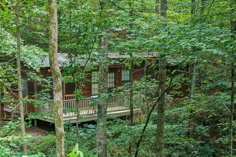 wooded exterior view of angels dream a 1 bedroom cabin rental located in gatlinburg