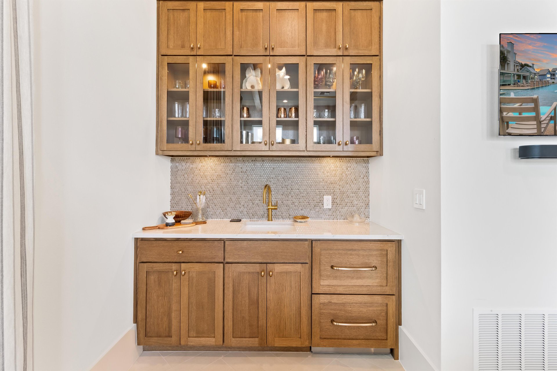 Game Room Wet Bar, 1st Floor