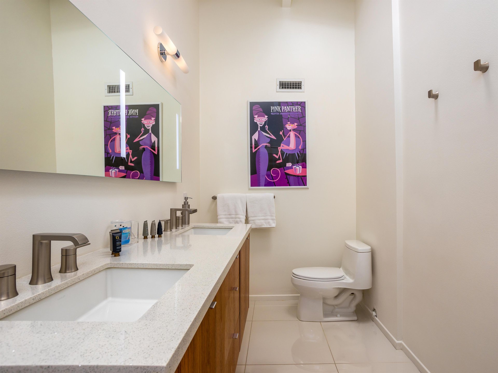 Guest bedroom with ensuite bath
