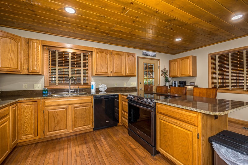 Kitchen w full size appliances