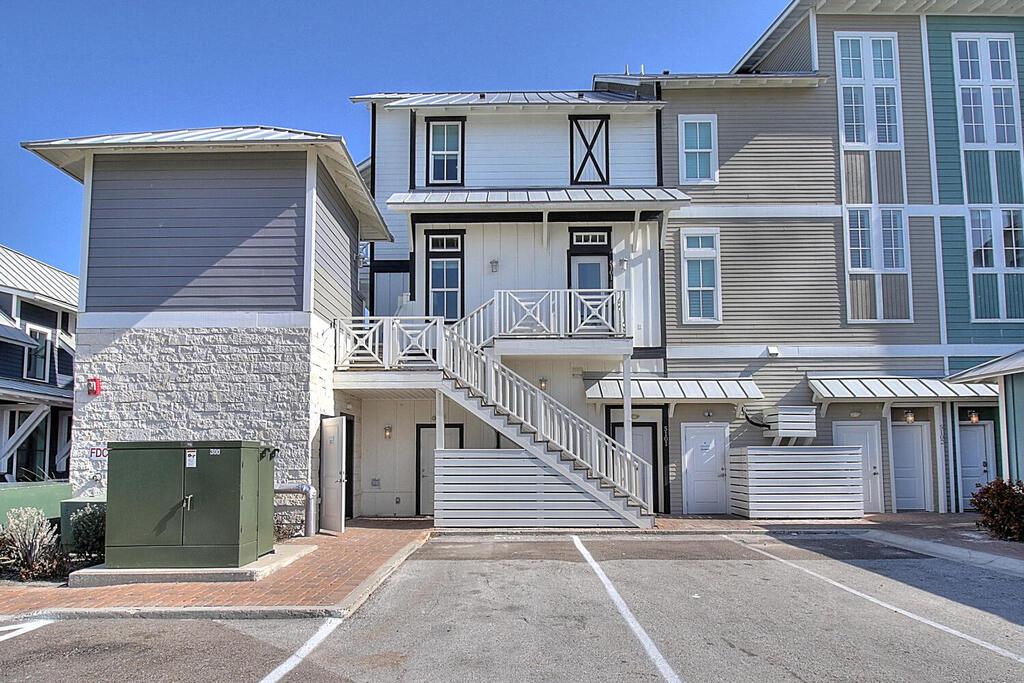 Five Town Center, Back Entry