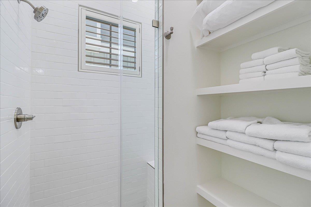 Shared Bathroom, 1st Floor