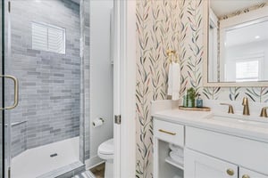 Third King Bathroom, 1st Floor