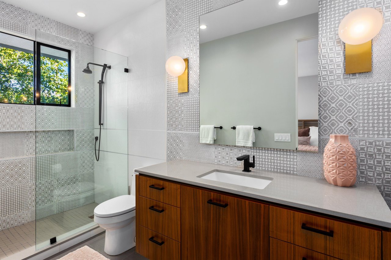 Guest ensuite bath with walkin shower