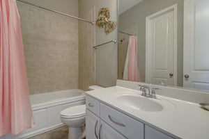 2nd Floor Queen Suite