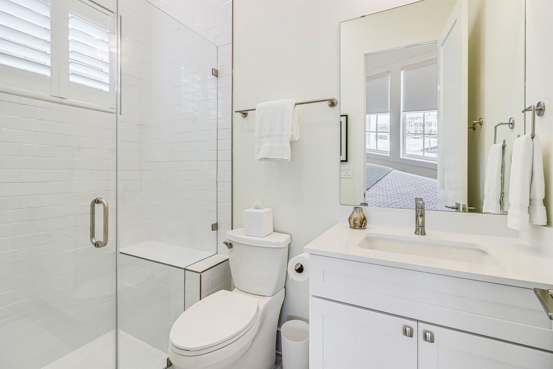 Queen Bathroom, 2nd Floor