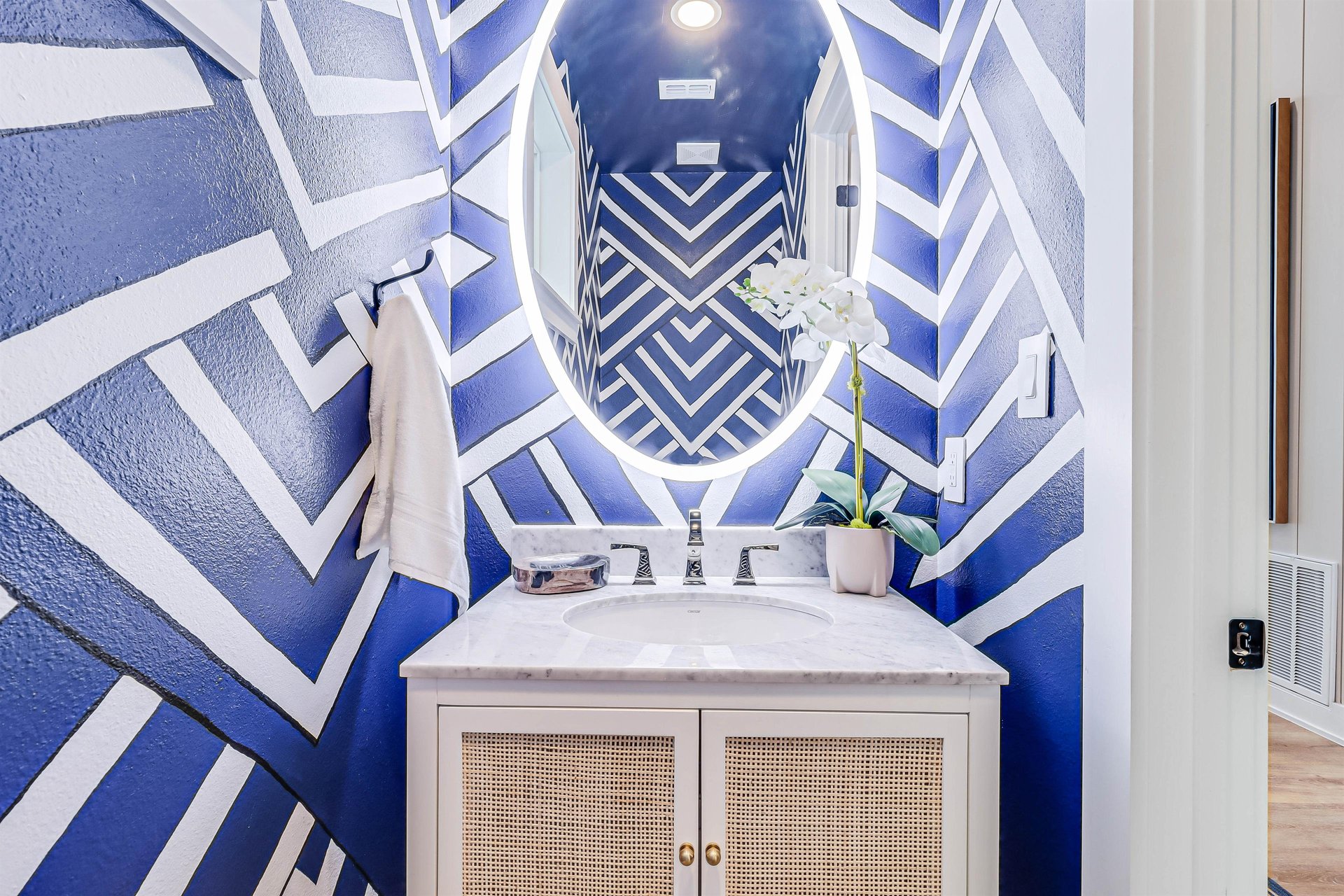 Powder Room, 1st Floor