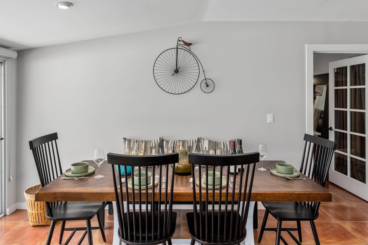 Dining table, bench seating, and chairs for up to 6 guests.