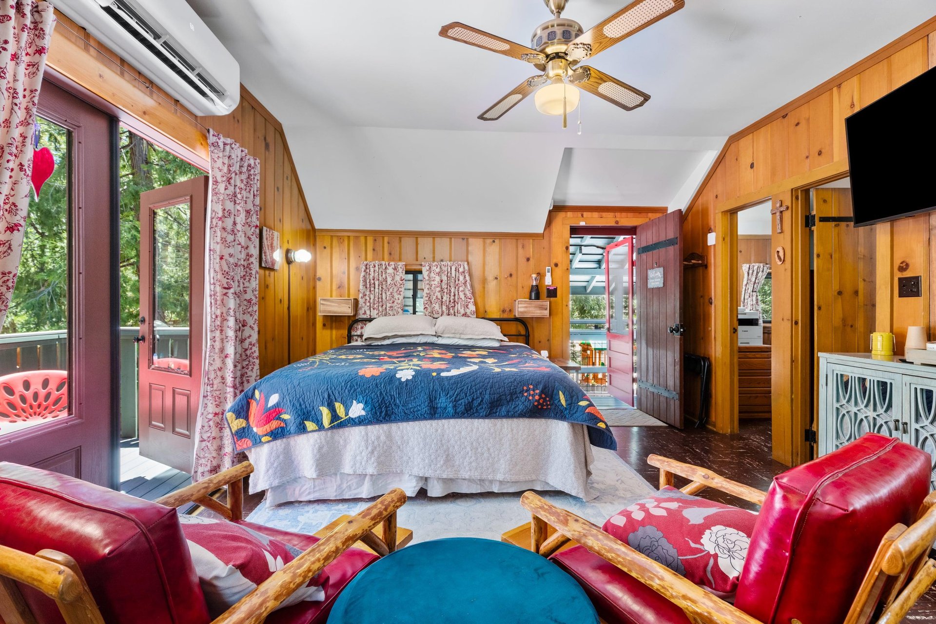 Equipped with a king size bed, deck, full kitchen, fireplace, desk, TV, and ensuite bathroom.