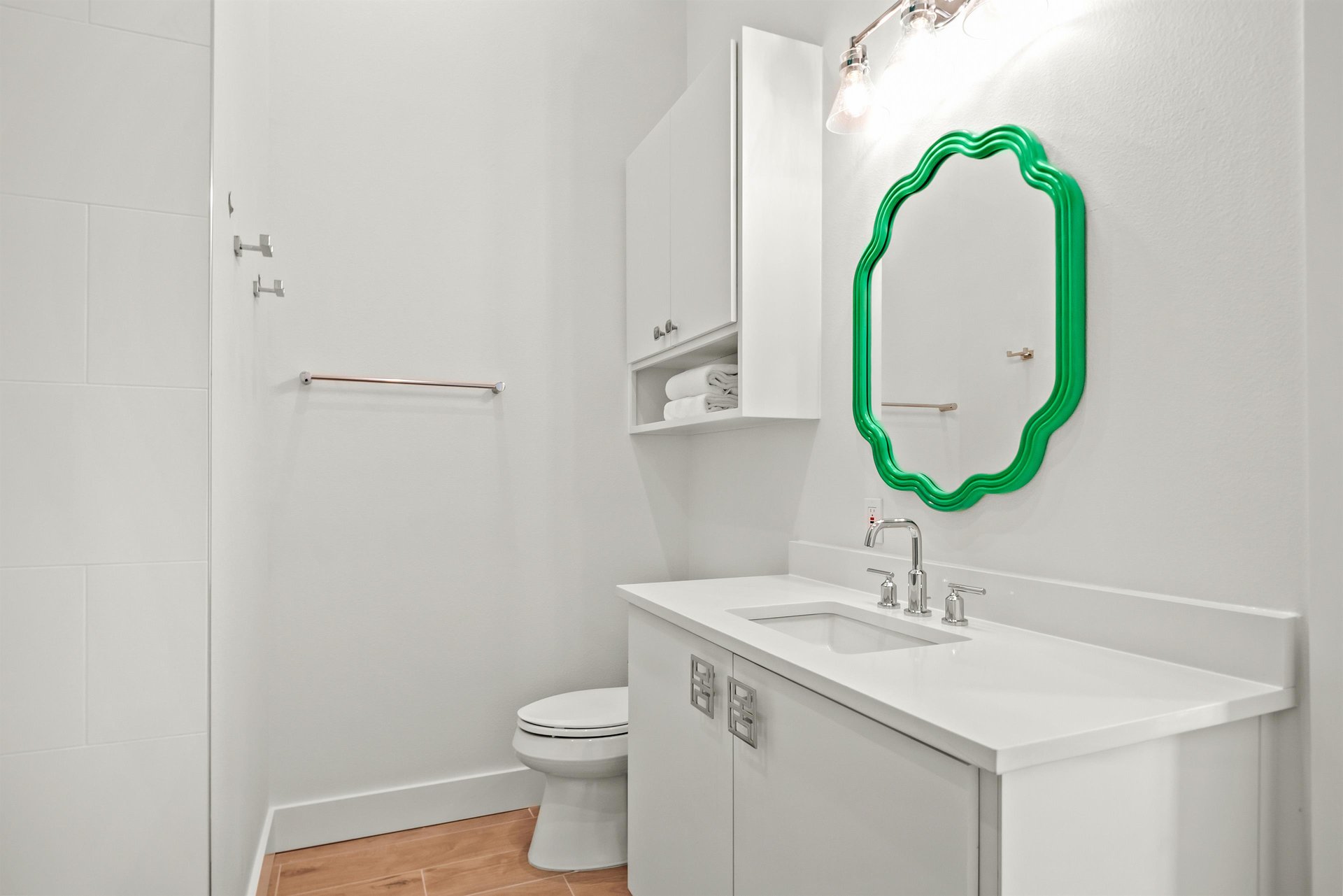 3rd Floor, Second King Bathroom