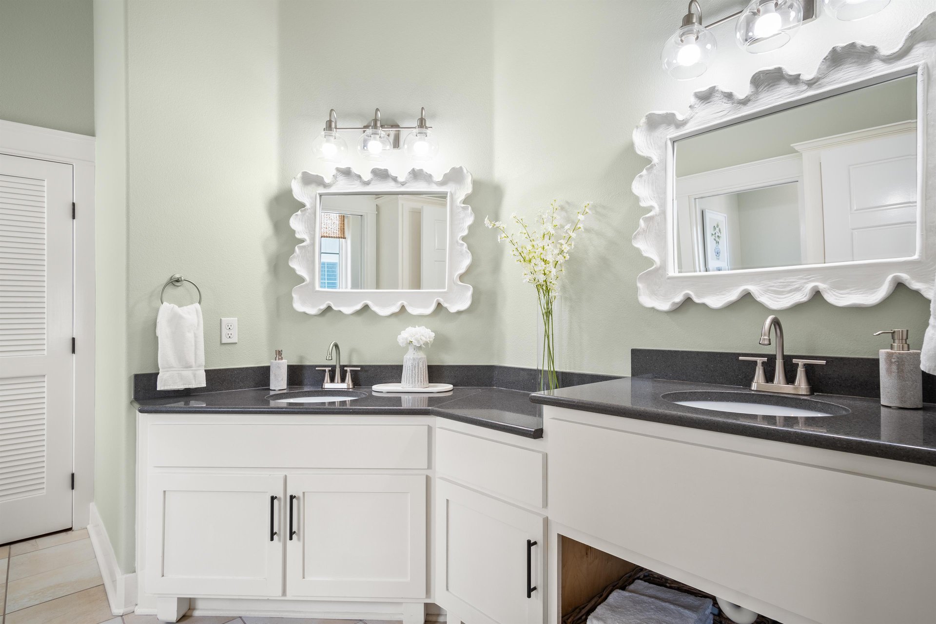 Primary King Bathroom, 2nd Floor