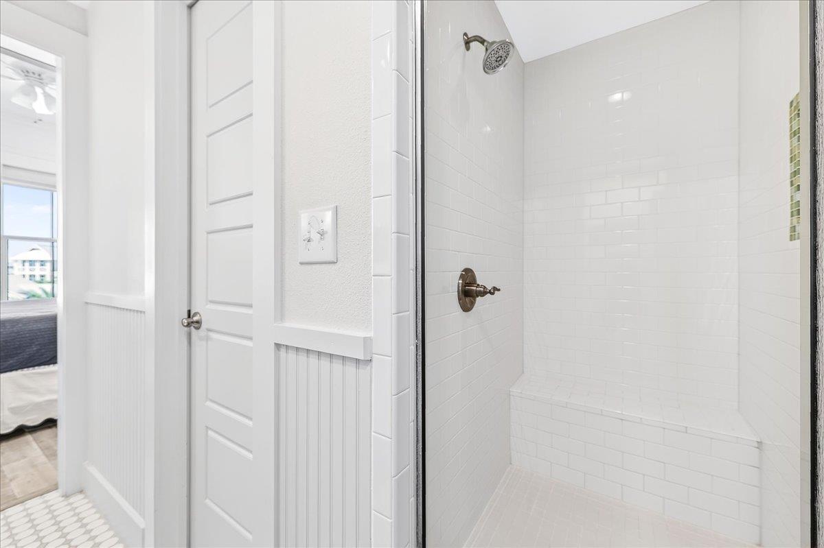 King Bathroom, 1st Floor