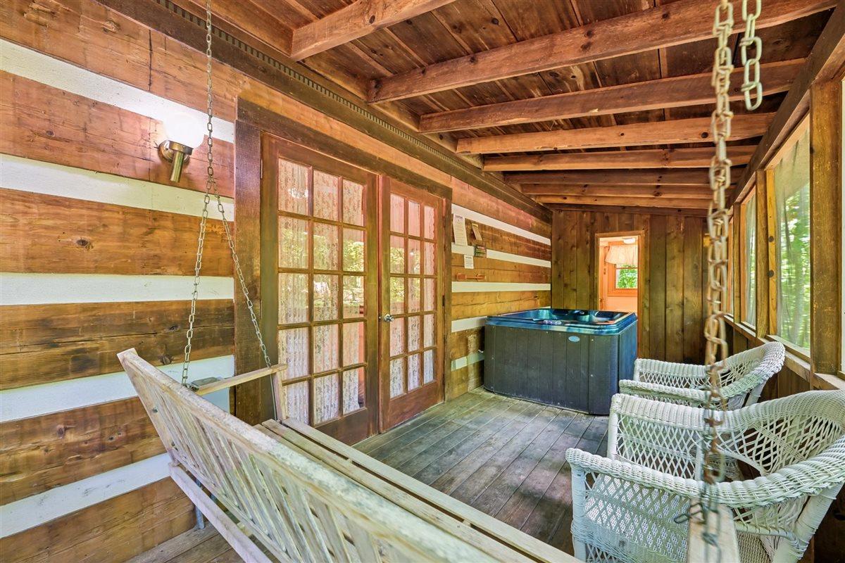 11Screened Porch