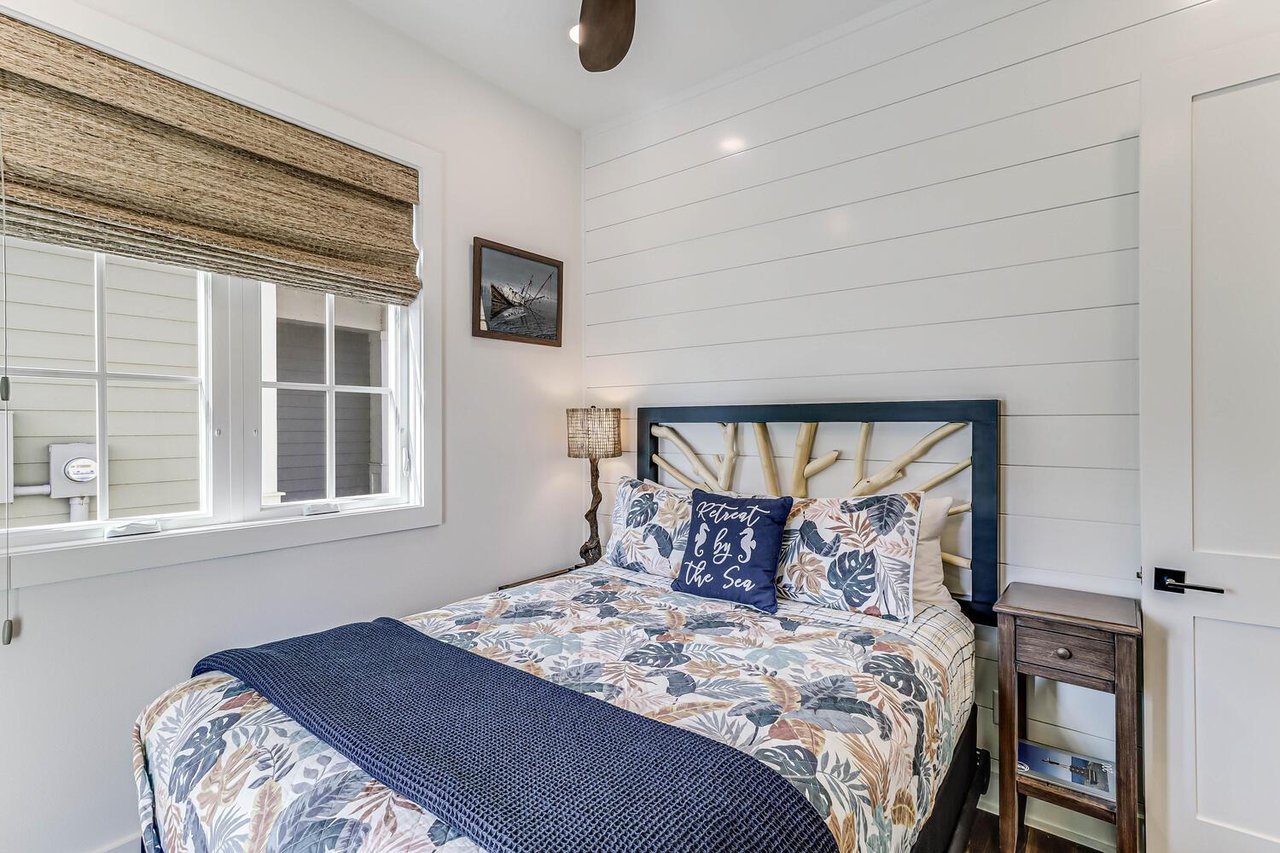 Queen Bedroom With Back Patio Access, 1st Floor