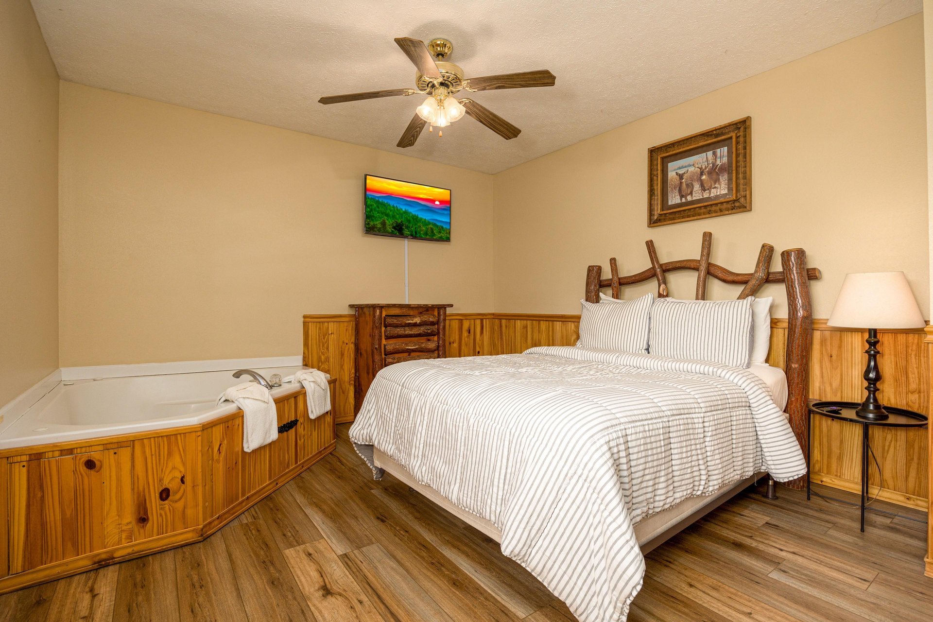 Bedroom with jacuzzi at Liams Lookout, a 2 bedroom cabin rental located in Pigeon Forge
