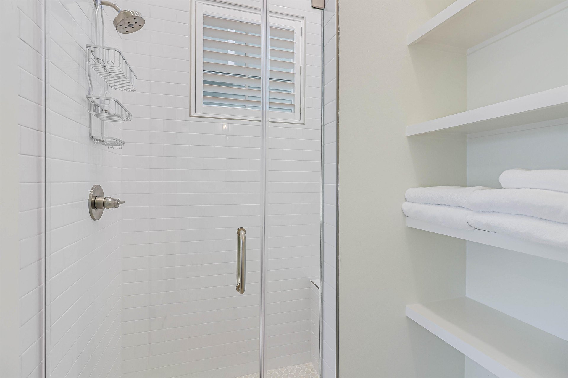 Shared Bathroom, Serving Queen Room  Main Living Area, 1st Floo