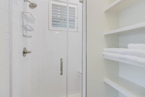 Shared Bathroom, Serving Queen Room  Main Living Area, 1st Floo