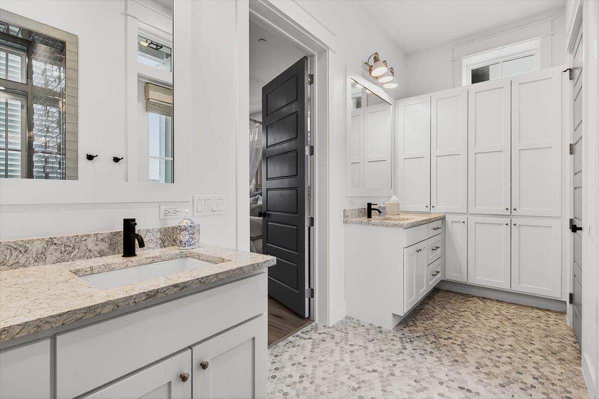 1st King Bedroom Ensuite, 2nd Floor