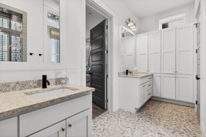 1st King Bedroom Ensuite, 2nd Floor