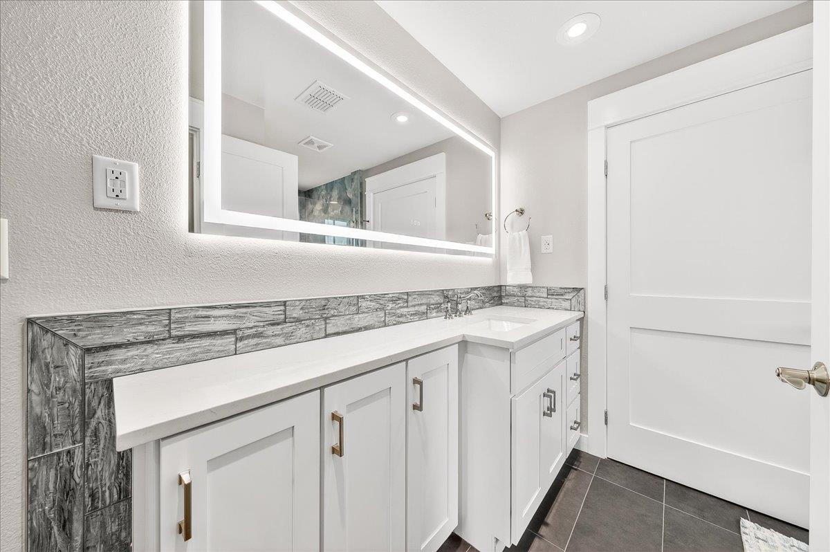 3rd Floor, King Bathroom