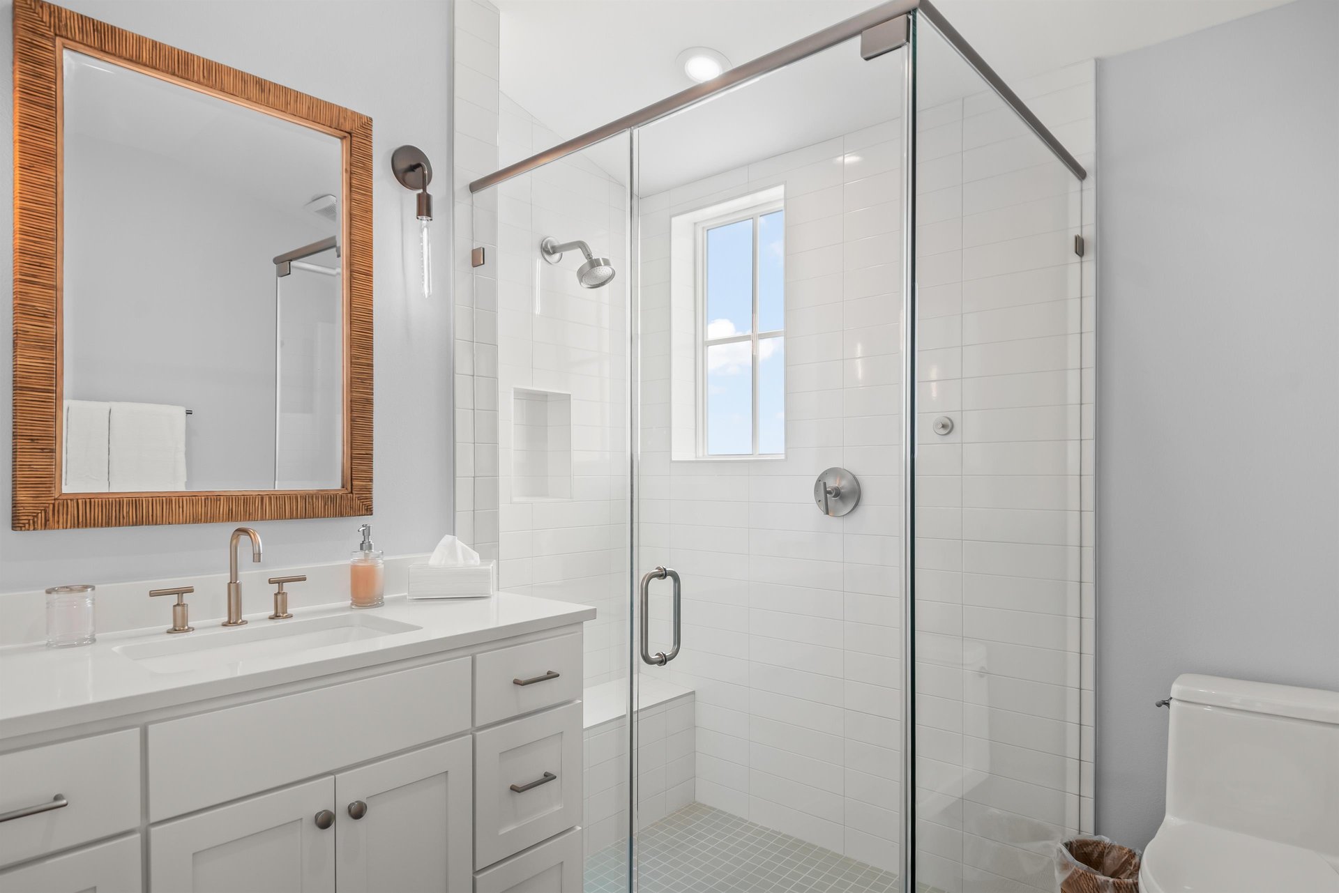 King Bathroom, 3rd Floor