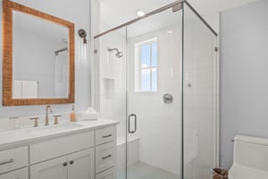 King Bathroom, 3rd Floor