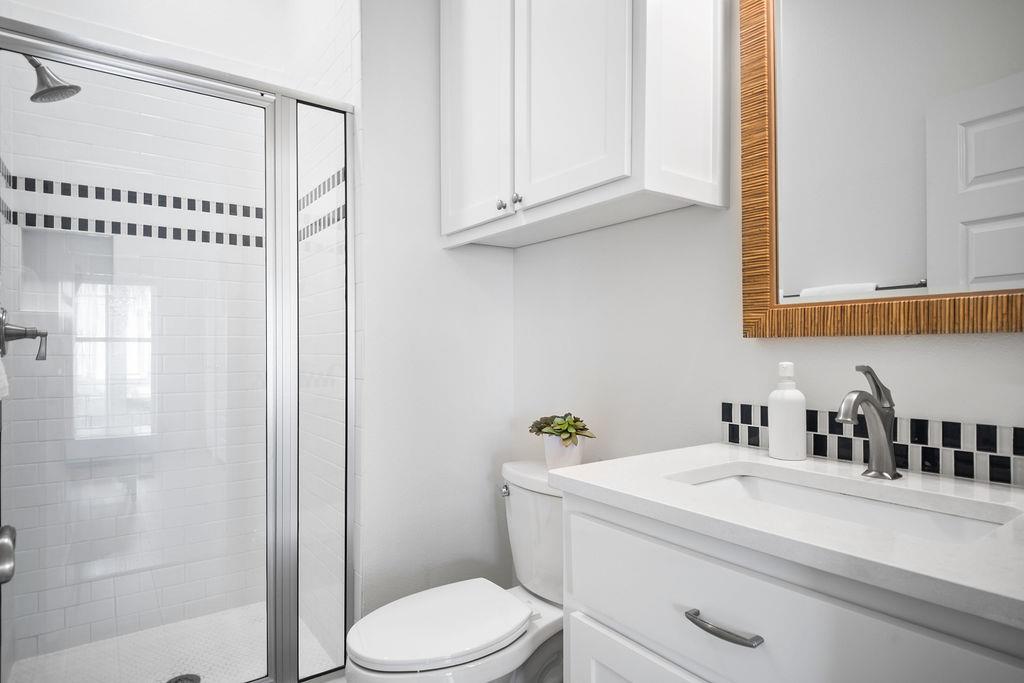 Second King Bathroom, 1st Floor