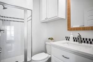 Second King Bathroom, 1st Floor