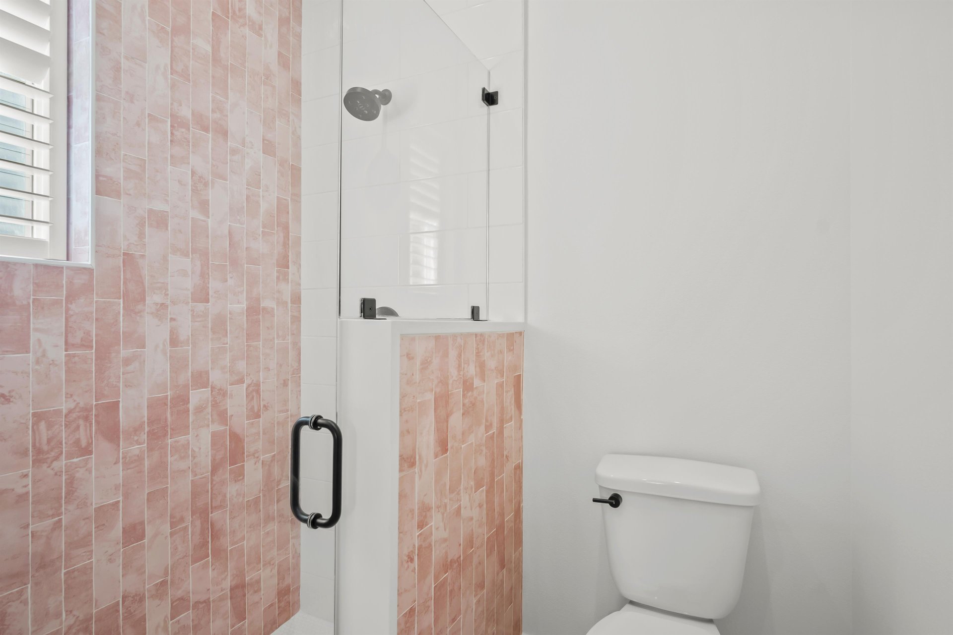 King Bathroom, 1st Floor